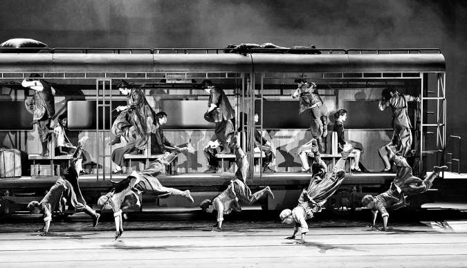 新版舞剧《铁道游击队》首演 “钢与血”铸就铁道上的抗战传奇(新版舞剧《铁道游击队》在线观看)