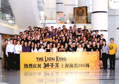 音乐剧《狮子王》在上海的101场演出(中文版《狮子王》音乐剧演员,从左依次为彭湃、丁臻滢)