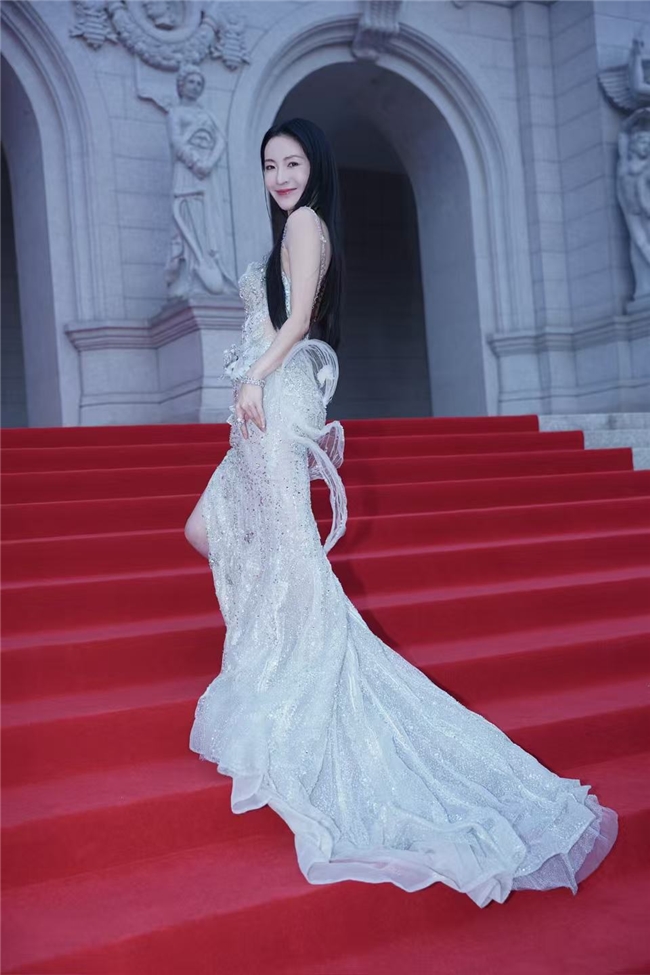 演员孙晶晶亮相横店文荣奖，红毯银色亮面拖尾裙状态绝佳(孙晶晶 剧照)