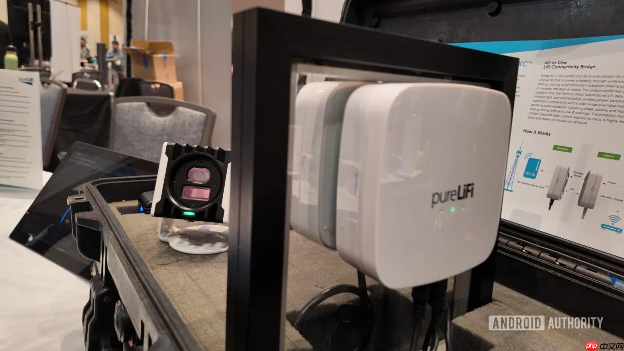 光信号传输 英国厂商pureLiFi在CES展示基于光的LI-FI技术 