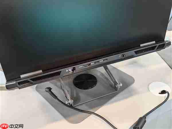 雷神ZERO Air轻薄游戏本实机首秀:仅1.58kg 160W双满血性能释放