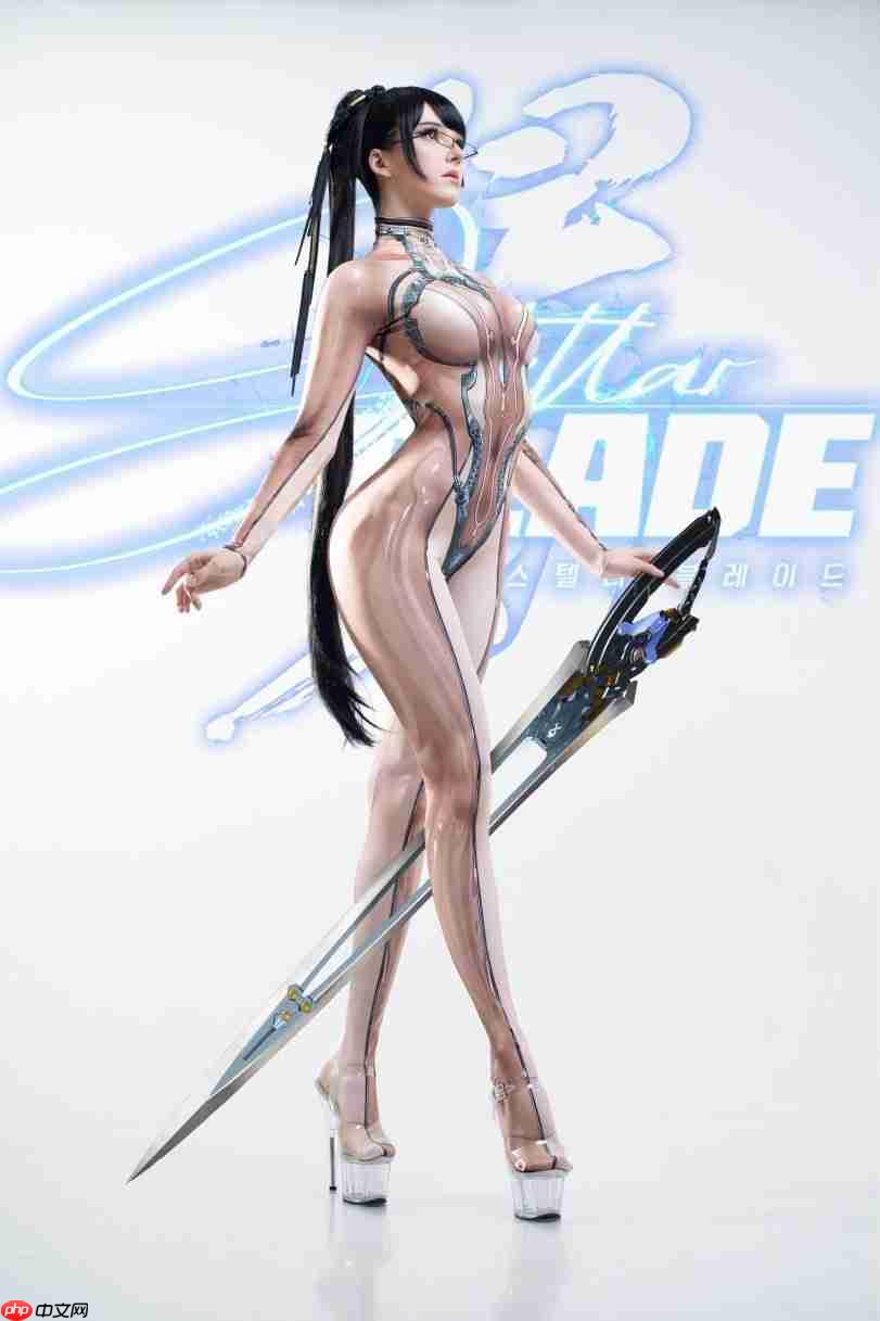 把持不住！ 国外知名模特穿透明装战衣cos《剑星》伊芙