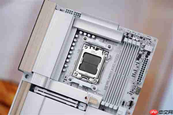 实木+皮革都用上了!技嘉木雕X870E AERO X3D WOOD主板图赏