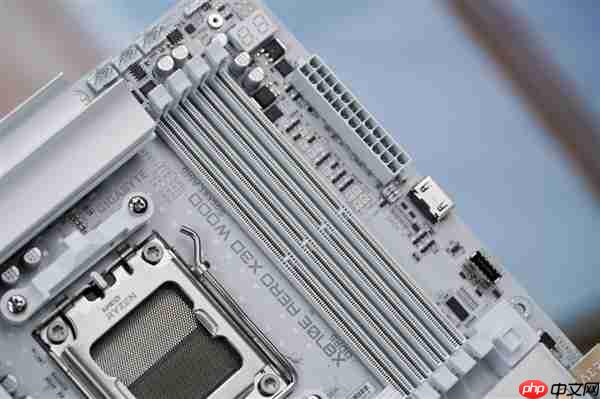 实木+皮革都用上了!技嘉木雕X870E AERO X3D WOOD主板图赏