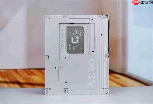 实木+皮革都用上了!技嘉木雕X870E AERO X3D WOOD主板图赏