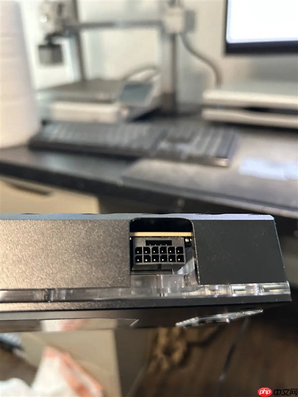 RTX 5090改装上到1350W差点烧毁!华擎温度传感器成功救命