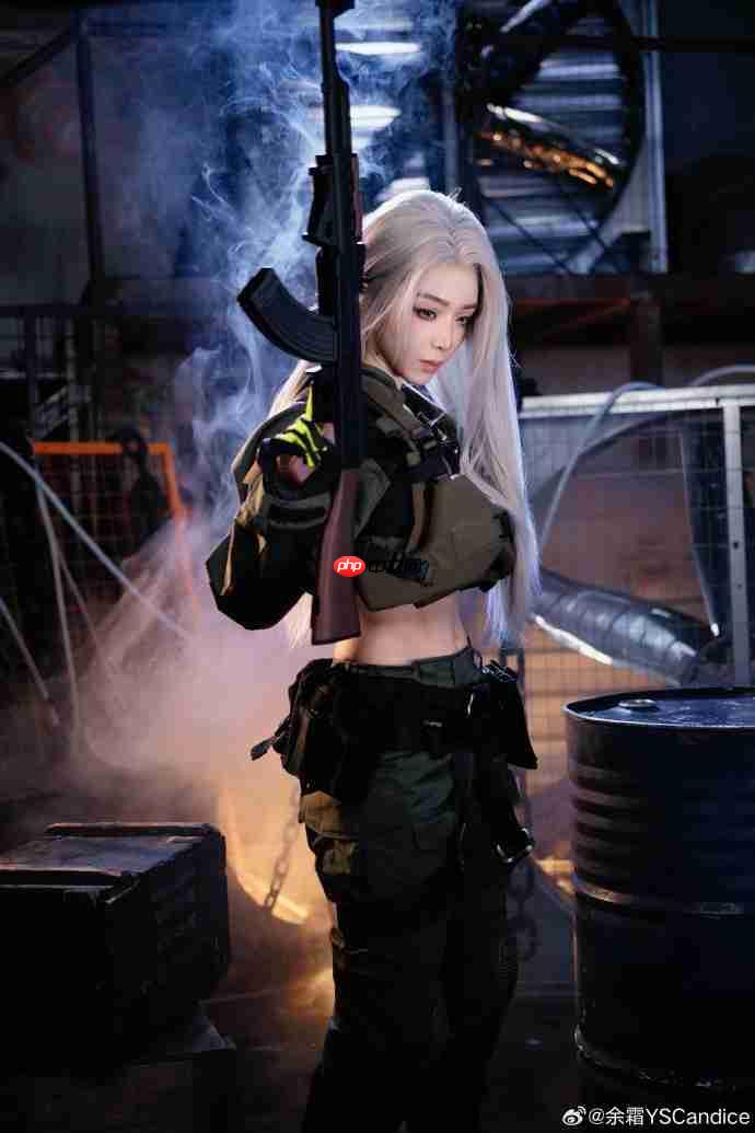 余霜COS《暗区突围》美图 白发侧颜超美丽