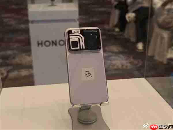 吴晓波展示荣耀ROBOT PHONE真机:世界上第一款手机机器人!