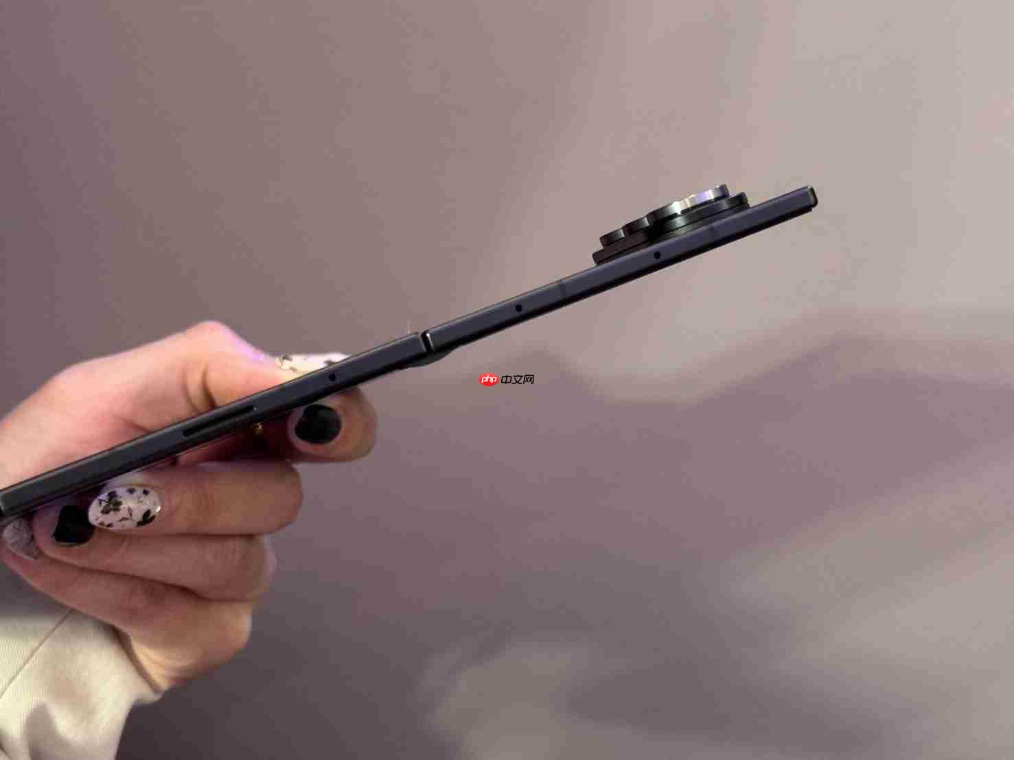 摺叠机天花板!三星Galaxy Z TriFold三摺机10吋巨幕 大展双内摺设计工艺