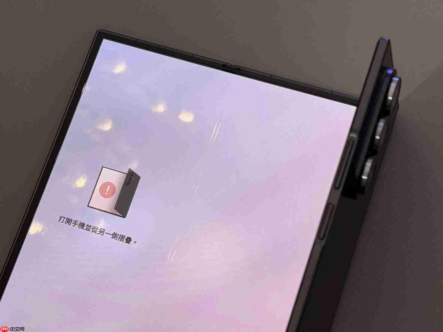 摺叠机天花板!三星Galaxy Z TriFold三摺机10吋巨幕 大展双内摺设计工艺