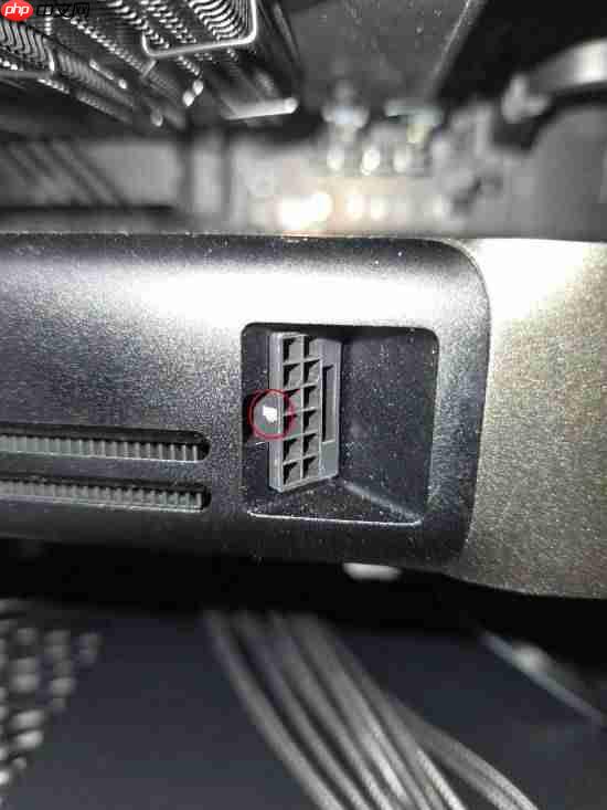 倒霉老外第一次拔掉RTX 5080 FE电源线就弄坏接口 求助客服却被惹怒：态度太敷衍了！