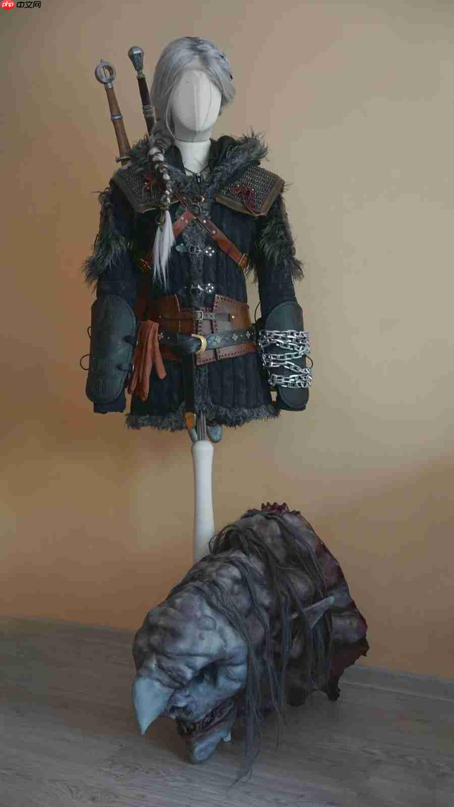 太帅了！ 粉丝用传统工艺自制《巫师4》希里cos服