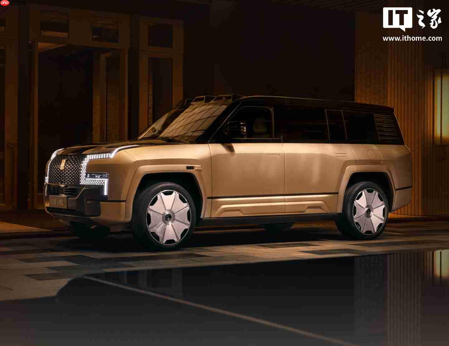 美的集团董事长方洪波成为仰望 U8L 车主,比亚迪王传福亲自交车