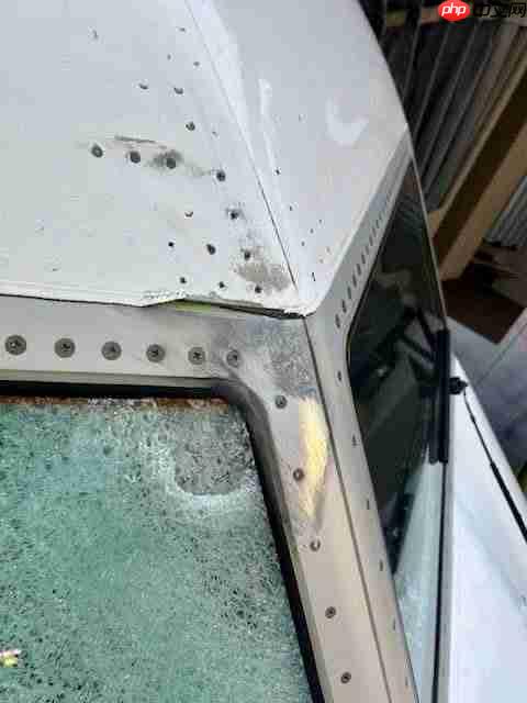 雷达轨迹吻合:美联航客机万米高空风挡碎裂或因气象气球撞击