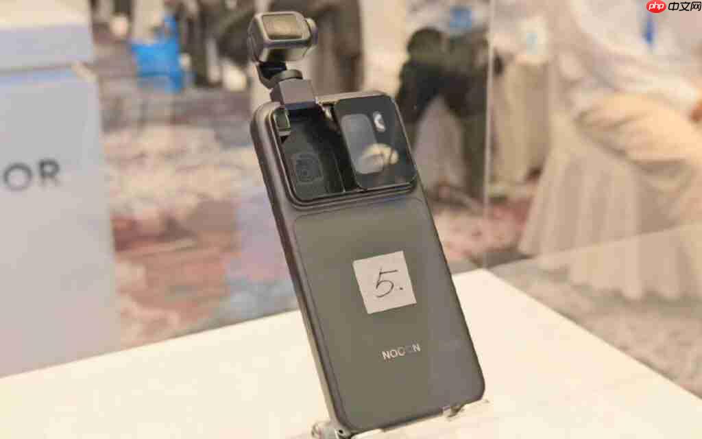 HONOR ROBOT PHONE 实机照片亮相！可收纳云台镜头、拍片表现有望挑机 Osmo Pocket？