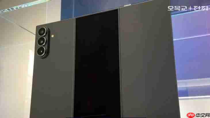 感觉不如华为 三星三折叠手机真机曝光！影像居然没砍