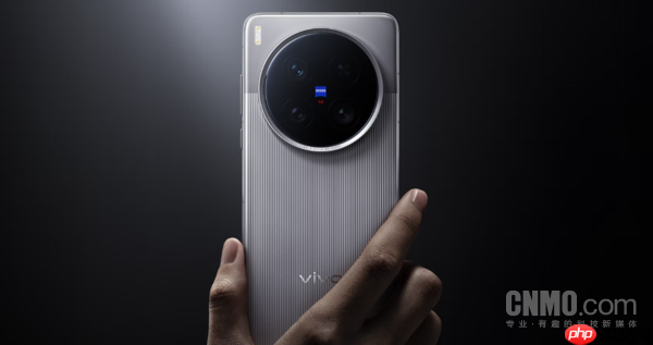 曝vivo X300 Ultra配备2K直屏！将搭载双2亿像素镜头