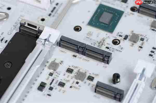 雪景房主机必看！技嘉电竞冰雕Z890 AORUS PRO ICE主板图赏