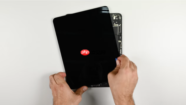 iPad Pro (2025) 拆解:内部结构极其复杂 难以拆卸