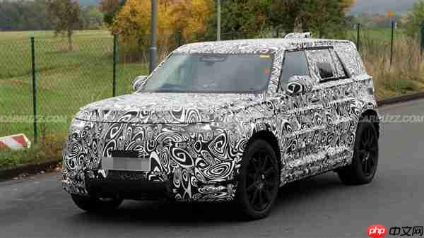 纯电“小卫士”要来了!路虎新成员曝光:硬派造型、800V平台