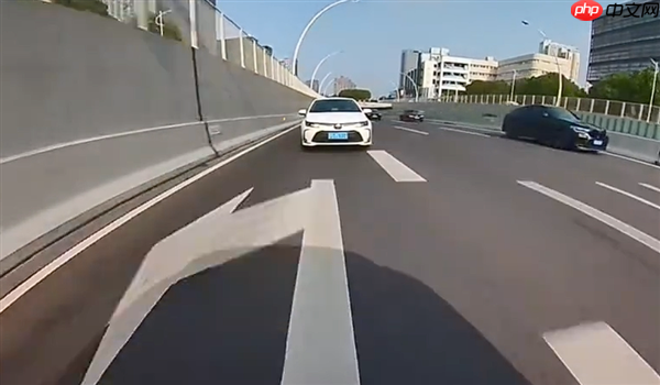 早高峰女司机强势插队 果然撞了