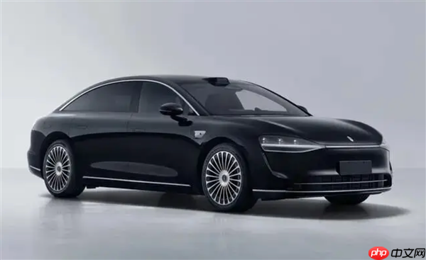 鸿蒙智行新款享界S9实车曝光 新车标上车 尾部细节有调整