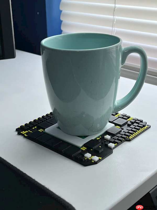 有人做了个RTX 5090公版PCB杯垫！还原度100％