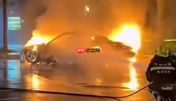 西安一辆保时捷新能源车突发自燃 车身只剩框架 工作人员回应