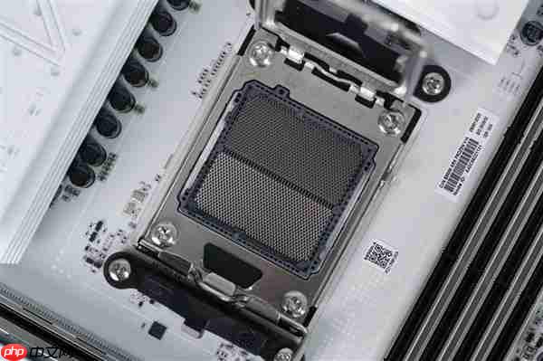 白色高颜值主板!七彩虹CVN B850 ARK FROZEN v14方舟图赏