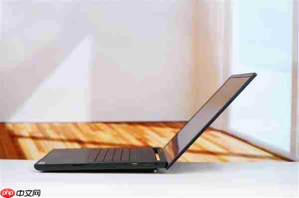 RTX 5090性能怪兽！雷蛇灵刃18 2025游戏本图赏