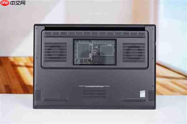 RTX 5090性能怪兽！雷蛇灵刃18 2025游戏本图赏