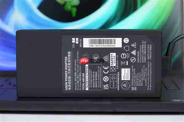 RTX 5090性能怪兽！雷蛇灵刃18 2025游戏本图赏