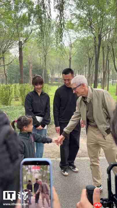 苹果 CEO 库克现身北京，同开发者散步聊天
