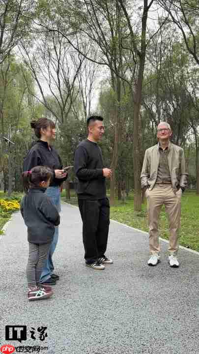 苹果 CEO 库克现身北京，同开发者散步聊天