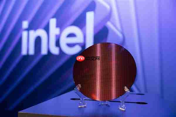 Intel 18A晶圆、芯片现场展示：妥妥的艺术品！