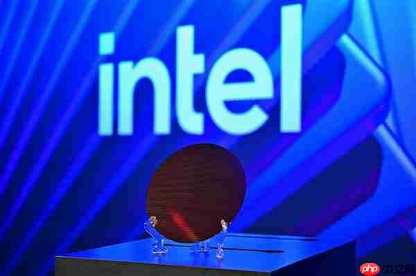 Intel 18A晶圆、芯片现场展示：妥妥的艺术品！