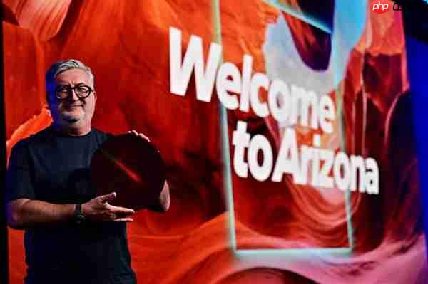 Intel 18A晶圆、芯片现场展示：妥妥的艺术品！