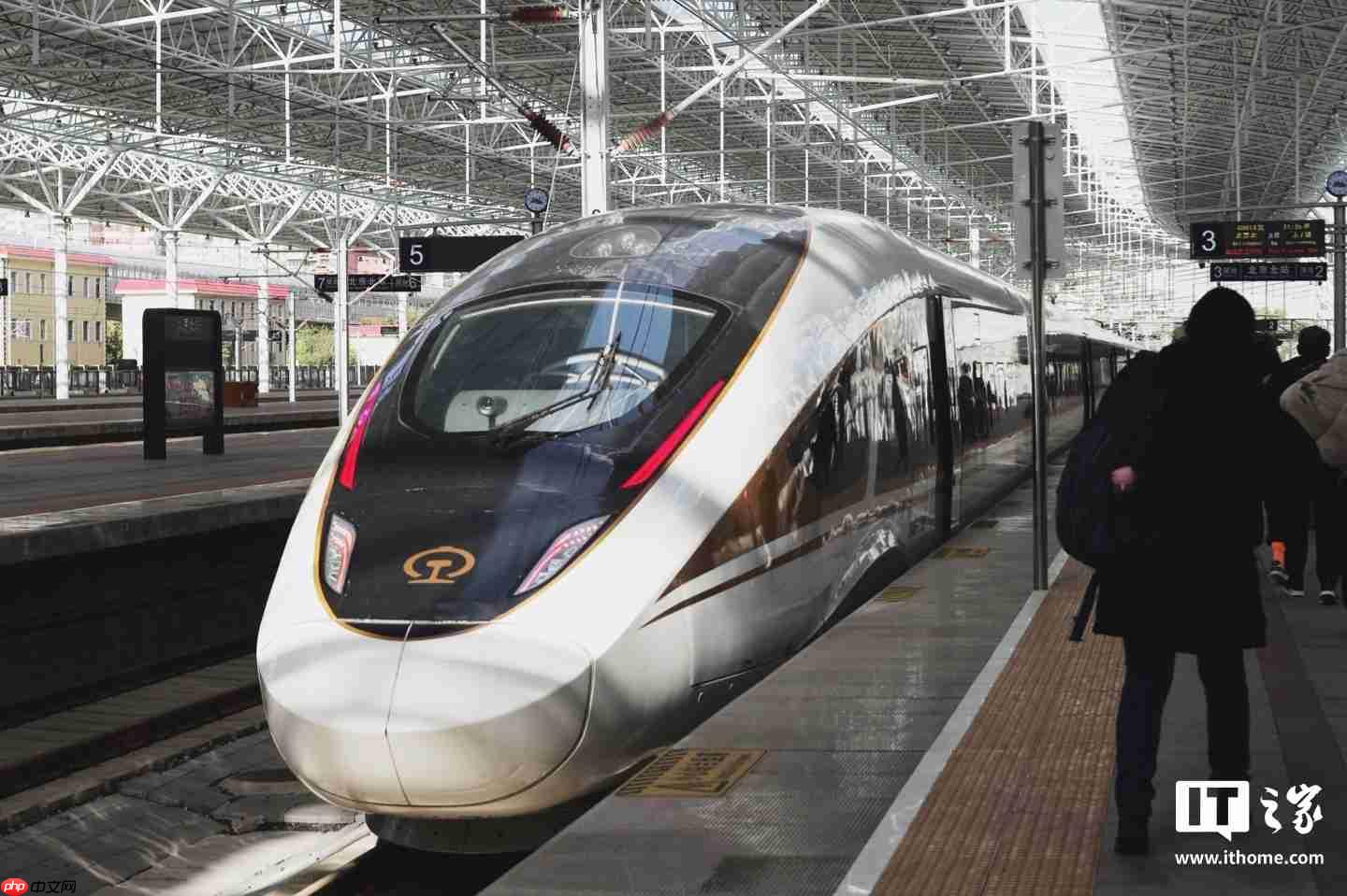 2025 国庆中秋假期第四天,全国铁路预计发送旅客 1820 万人次