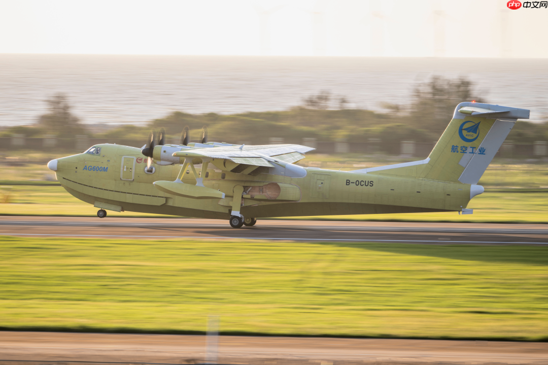 我国大型民用水陆两栖飞机 AG600“鲲龙”批产第三架机完成生产试飞