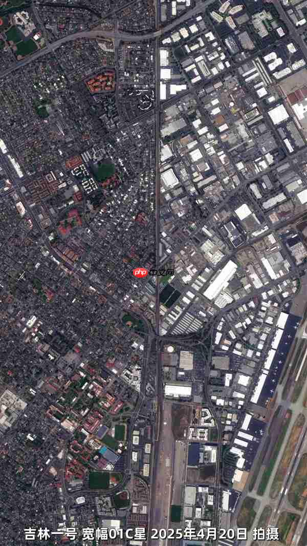 从太空看NVIDIA的 “奋进号” 总部：无处不在的三角形