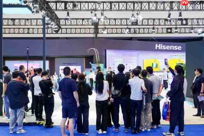 定义大屏新视界,海信多款百吋产品亮相2025电博会现场