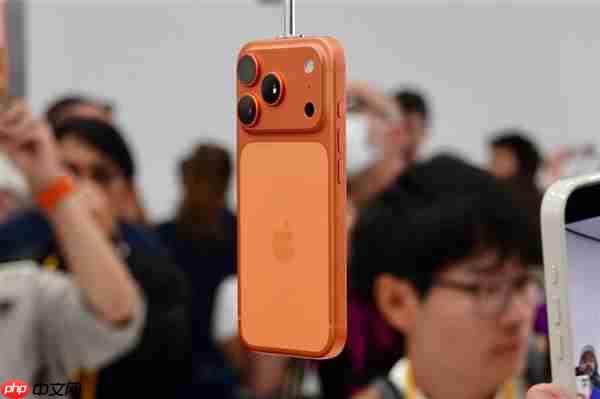 博主在苹果店用iPhone 17 Pro演示机制造划痕：视频引发争议