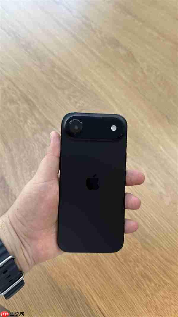 iPhone Air到手仅一天就翻车:镜头内出现水雾