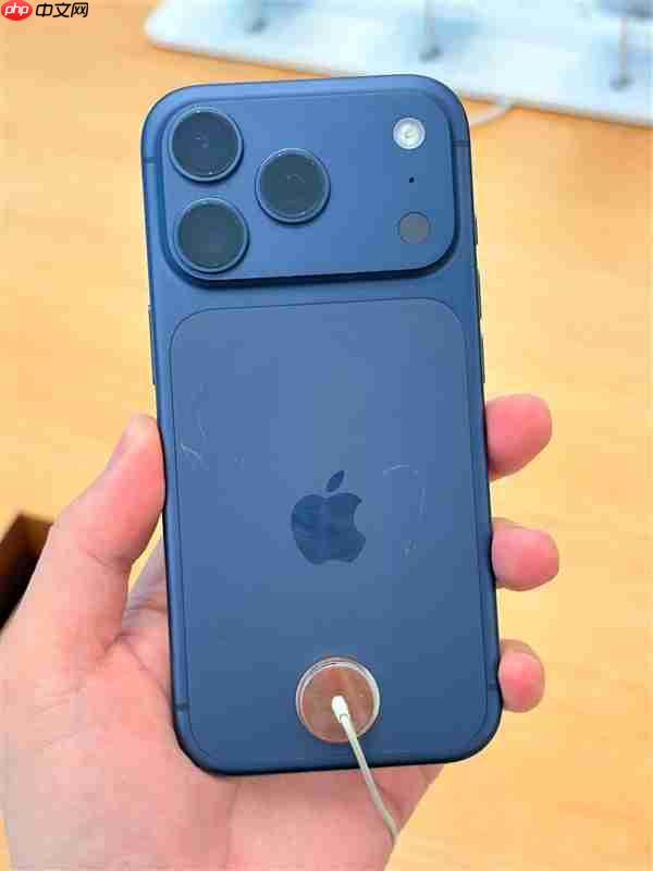 苹果线下店展出iPhone 17 Pro真机:已满身划痕!铝合金机身被吐槽质感差
