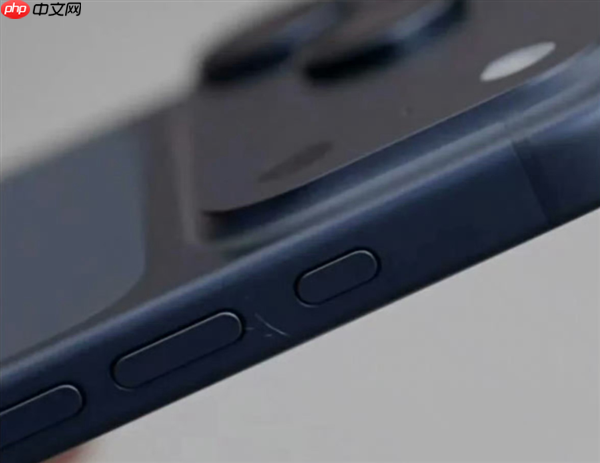 苹果线下店展出iPhone 17 Pro真机:已满身划痕!铝合金机身被吐槽质感差