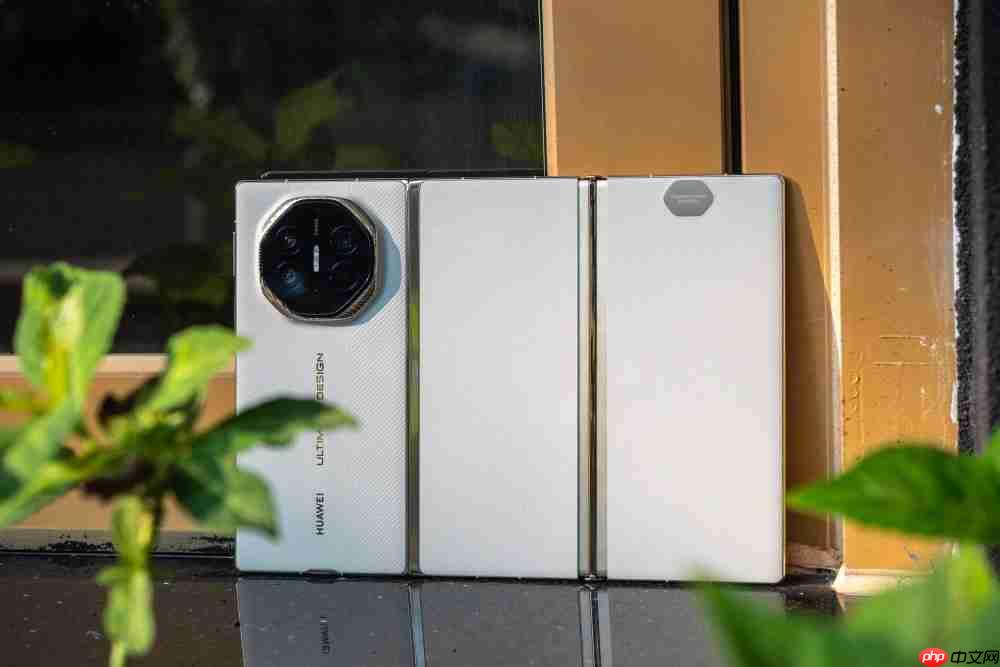 华为Mate XTs体验：降价2000元反而更强了，三折叠实用的开端？