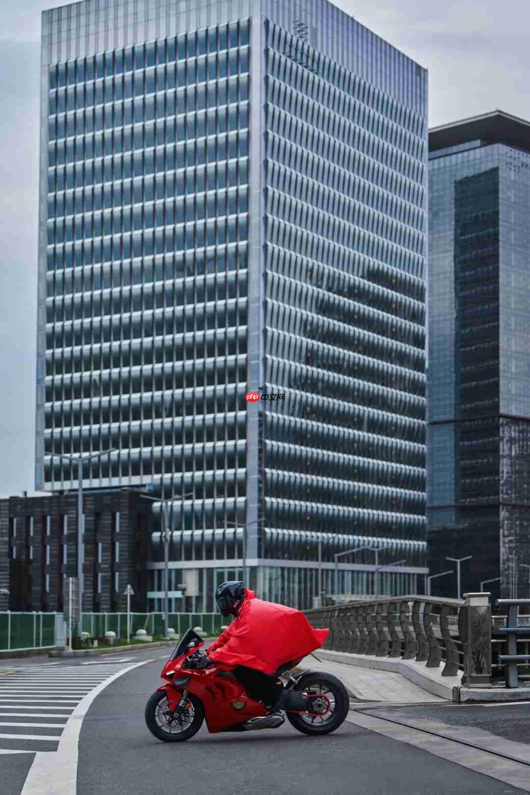 京东外卖：为全职骑手免费配置红斗篷雨衣