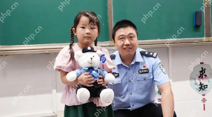最棒“开学礼”：7岁女孩拾金不昧，民警进校园送上特殊表彰 - php中文网