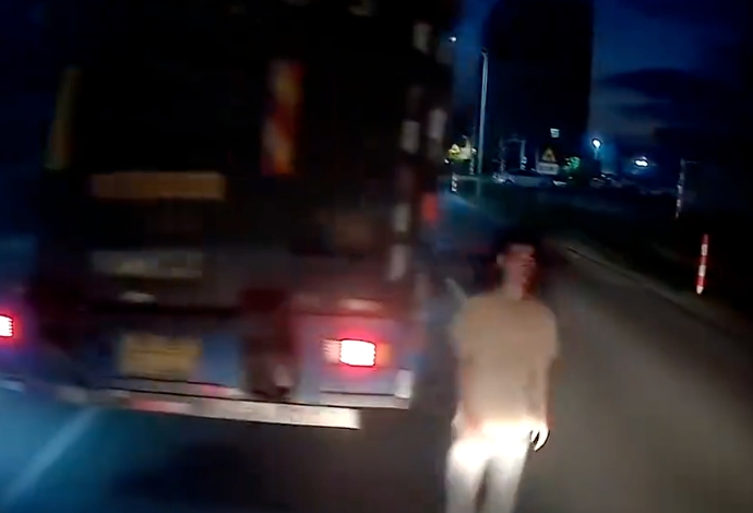 夜晚开车路中间惊现直立男子是怎么回事？详情介绍