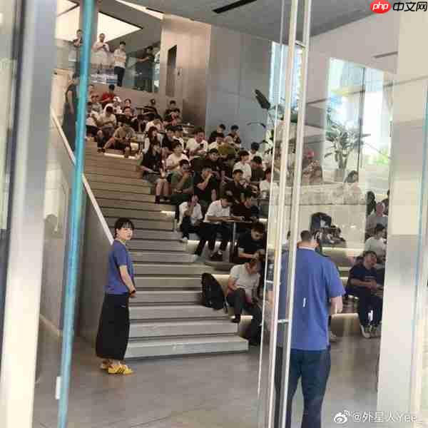 抢到赚到!大量顾客涌入华为门店:等待抢购Mate XTs非凡大师